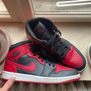 Nike Air Jordan Mid - Inköpta i Los Angels för 2999kr. Fint skick. Säljs pga använder inte dem längre. Färg: svart/vit/röd. Säljer dem för 1000kr. 