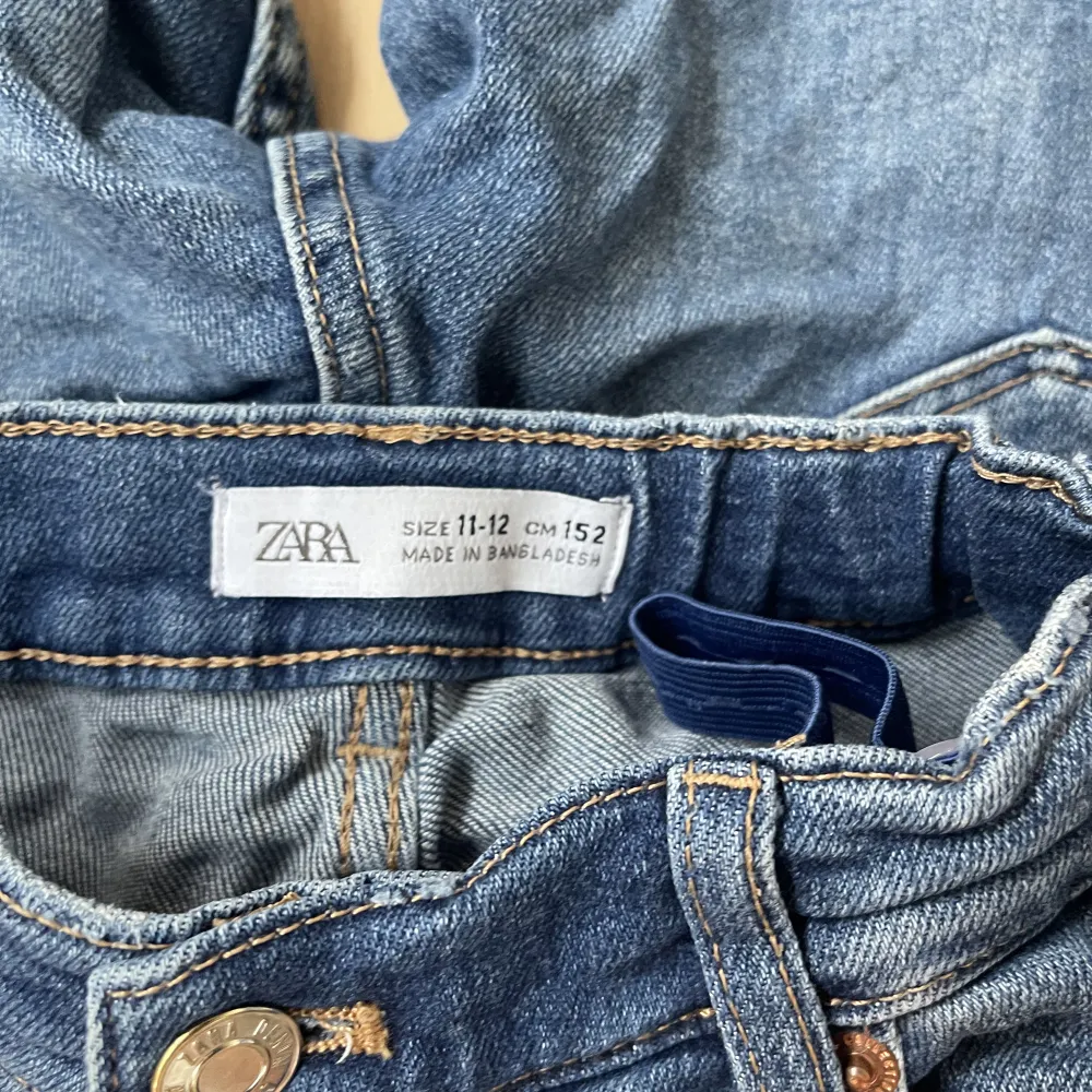 Fina jeans från Zara i gått skick!💓. Jeans & Byxor.