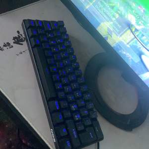 Hej jag säljer ett keyboard och mus som man kan använda på xbox ps4 och pc ganska nytt inget fel med de går och ta av knapparna på keybordet hör av er om ni är sugna