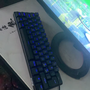 Keyboard och mus - Hej jag säljer ett keyboard och mus som man kan använda på xbox ps4 och pc ganska nytt inget fel med de går och ta av knapparna på keybordet hör av er om ni är sugna