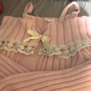 Rosa off-shoulder - Rosa stretchig tröja med spets