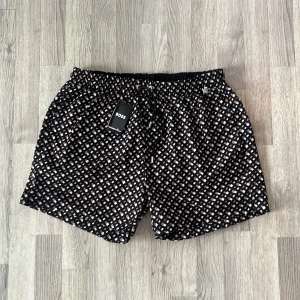 Hugo Boss pool pants - Hugo Boss Pool Pants i guldigt vit och svart mönster Lapp finns kvar ny pris 999kr