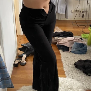Kostymbyxor  - Svarta kostymbyxor med stretch bak i midjan som tyvärr är försmå för mig. Längd: 79-80cm.