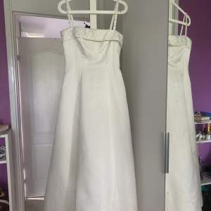 En vit klänning  -inga defekter - köpt på second hand❤️ Kan mötas upp, posta  Ba att hör av sig vid intresse:)