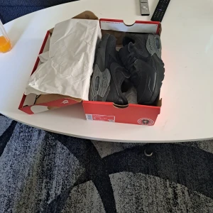 Nike air max - Köpt nyligen i nike, jag har använt den i tre dagar men är inte för mig och därför säljer jag den inga skador. Orginal pris 1349kr.