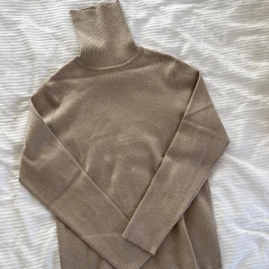 Guldig polotröja - Guldig/beige stickad polotröja från Zara. Storlek 13-14y. 80kr.