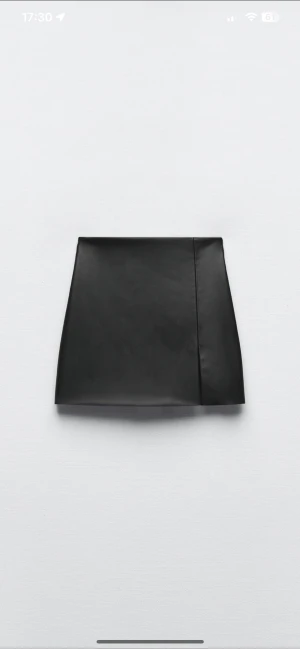 Byxkjol Zara  - Byxkjol. Superfin. Skinn imitation. Storlek S använd endast en gång. Nypris 299