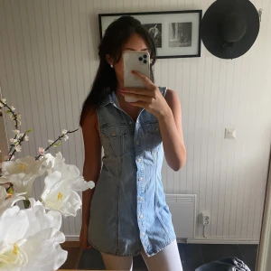 Jeans klänning - En kort jeansklänning som har endast använts en gång.