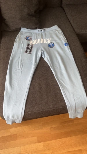 Hoodrich dress  - Hoodrich dress i bra skick , säljs it längre. Byxorna är i storlek L passar M också hoodien är i storlek M passar L också