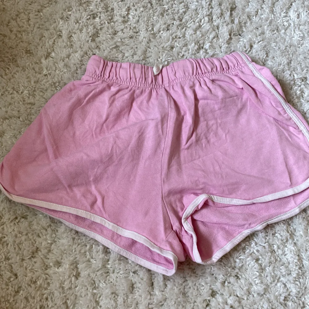 rosa shorts ifrån hm, köpte för 2 år sen men i bra skick . Shorts.