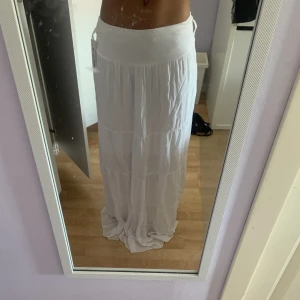 Vit långkjol - Aldrig använd och lappen är kvar. Säljer då den är för lång för mig. Jag är ca 162. Lapparna är kvar! Skriv för fler bilder❤️‍🔥❤️‍🔥