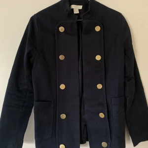 Supersnygg vårjacka - Den perfekta jackan att ha både till våren och hösten och som passar det mesta! Nästan aldrig använd och helt slutsåld 💙💙