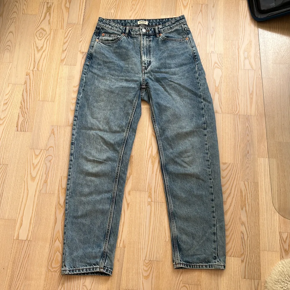 Ljusblå jeans från Lindex i modellen Betty. De är använda ett fåtal gånger och i väldigt bra skick, men har ett litet hål under bakfickan.. Jeans & Byxor.