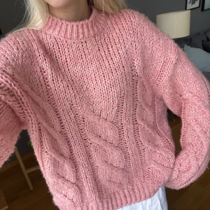 Rosa stickad tröja  - Rosa stickad tröja från Bershka i storlek M ✨💛perfekt passform på en stickad tröja