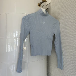 Tröja - Ljusblå tröja från H&M, endast använd en gång - så gott som nyskick! Storlek M men lite liten i storlek, känns som en S 🩵