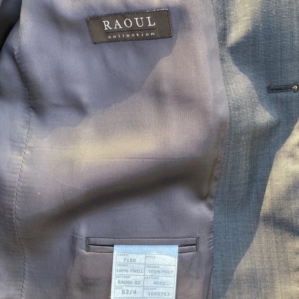 Raul kostym väldigt lite använd Passar till 175-180 normal kroppsbyggnad. Kostymer.