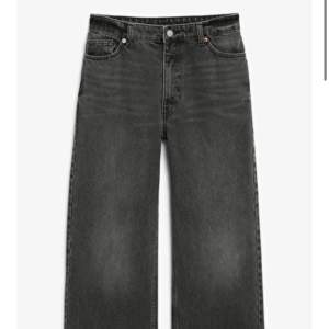 Svarta vida jeans från monki. Använda men hela och rena.