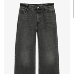 Vida jeans svarttvättade - Svarta vida jeans från monki. Använda men hela och rena.