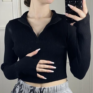 Svart tröja  - Svart tröja med tumhål och dragkedja från shein i storlek s. Säljer för 70 kr plus frakt 💖