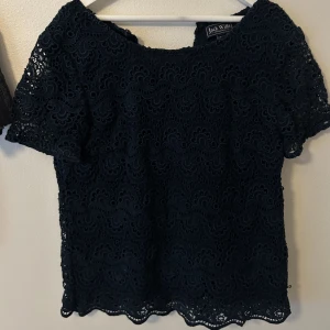 Supersöt detaljrik topp från Jack Wills - Superfint skick! Perfekt till såväl dagen, på restaurangen som på festen! 😍🙏🏼💖