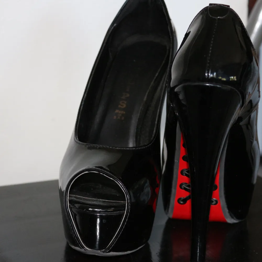 Black heels with red bottom and open toe in a very good condition   Heels: 15 cm  Size: 39 . Skor.