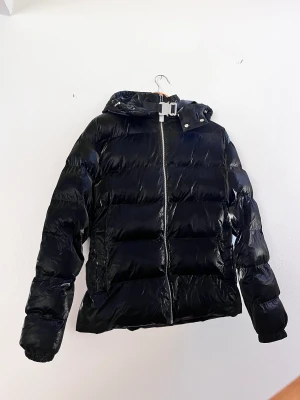 Alyx nightrider puffer jacket - Nightrider alyx puffer jacket No defects perfect condition Size s Unisex Contact me if you want more pictures, message before buying. Pit to pit: 60cm Lenght: 69cm Shoulder to sleeve opening: 62cm