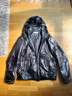 Stone island pertex jacka - Stone island pertex jacka  Regn och vind tät. Tunn Size L Sitter mindre Jag är 180 cm