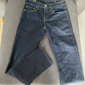 Levis jeans  - Aldrig använda Levi’s jeans!  Ett par helt nya mörkblå jeans från Levis då dom var för små till mig har dom aldrig kommit till användning! Alltså nyskick!!  Stl W28 L32