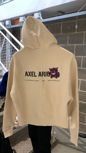 Axel Arigato x Pokémon (LIMITED EDITION) Hooded Sweatshirt - Helt oanvänd.  Mått: Axelbredd: 50cm Midja: 45cm Längd: 59cm  Slutsåld globalt.