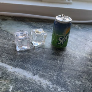 Sprite och isbitar ! - Som ni ser på bilden och som det kommer att vara på alla våra annonser är det endast berlocker då vi gör smyckerna vid beställning 