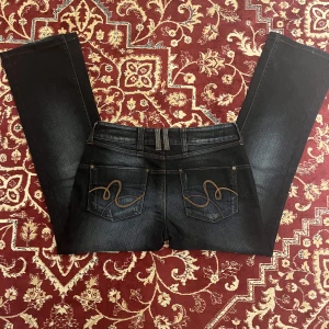 Jeans  - Mörkblåa vero moda jeans knappt använda 