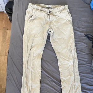 Chinobyxor ungdom - Perfekta chinobyxor för tonårskillar! Använda en del, men de är helt intakta! (Ej strukna på bilden) ingen pris bestämt, köparen och säljare diskuterar pris vid köp! 