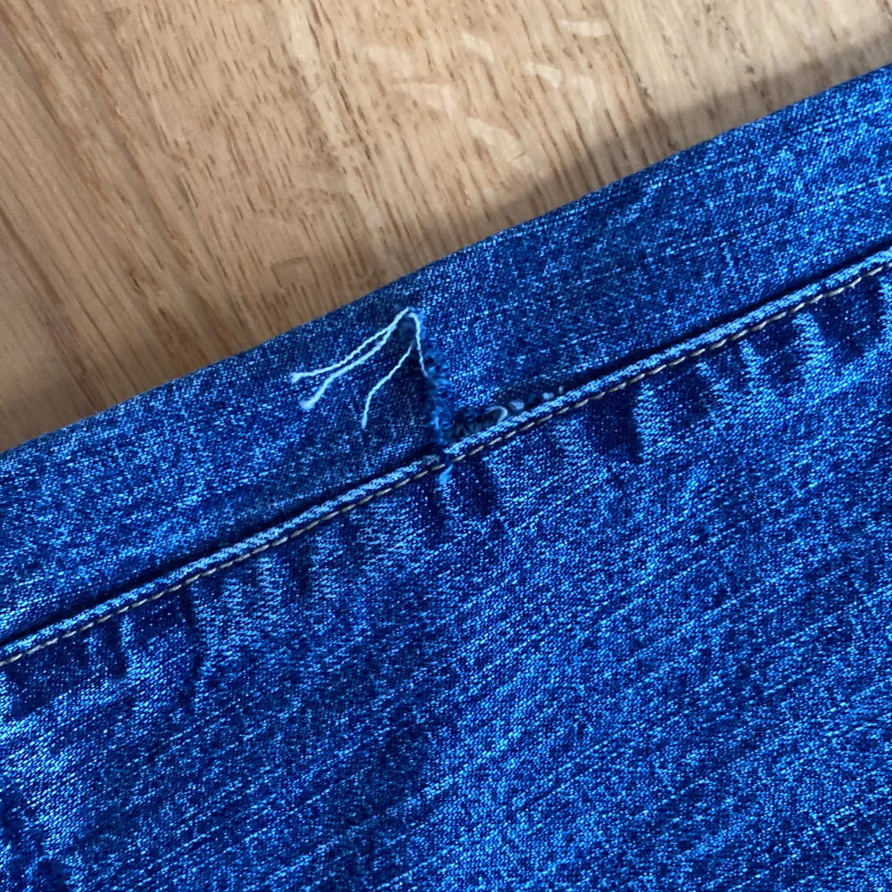 Galet snygga low waist jeans. Det är ett pytte hål längs ner på byxan men inget som man läger märket till💕💕. Jeans & Byxor.