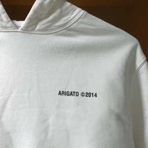 Axel Arigato Hoodie - Hoodie från Axel Arigato, endast använd fåtal ggr så är i gott skick. Saknar endast snöre i huvan men är inget som syns. Storleken är M men upplever den som en S