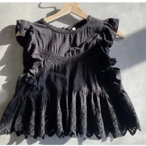 Zara topp - säljer denna populära zara toppen💗 såå fin men inte riktigt min smak längre☺️priset diskuterbart vid snabb affär💗