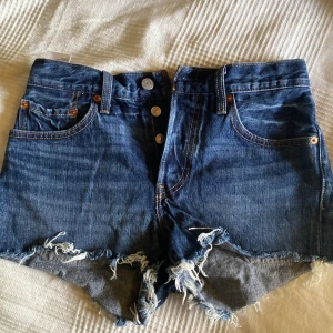 501 jeans shorts levis - Den är i w24