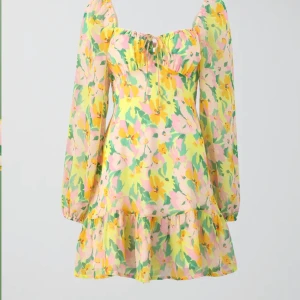 Klänning från Ginatricot helt ny!! - Har två av denna, en i 34 och en i 36! Säljer här då returtiden har gått ut! De är helt nya med lapp kvar!