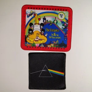 Tygpatches (The Beatles/Pink Floyd)  - Säljer 2 tygpatches med Yellow Submarine motiv (The Beatles) och Dark side of the moon motiv (Pink Floyd). 🌻  Har haft de fastsydda på kläder förut men hålen är inget som har förstört motivet eller så.  20kr för båda två✨️