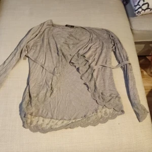 Kofta  - Kofta med snöring, fint skick, stl L Katt finns i hemmet 