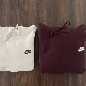 Nike Hoodies - 2 Nike Hoodies,  Båda köpt för 650kr st  Båda för 300kr,  Storlek S/M   Hämtas i Trollhättan  Om du vill ha dem fraktade får du stå för frakten :)