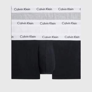 Säljer dessa helt nya och oanvända Calvin Klein kalsongerna åt min pojkvän. Dessa har inte kommit till användning och de är fortfarande i forpackningen. Skriv gärna för mer info ❤️
