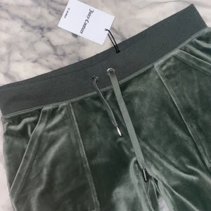 gröna juicy byxor  - Mörkgröna juicy byxor med tryck, köpta för 1100kr och säljer för 900. Pris går att diskuteras. Aldrig använda bara provade 💓