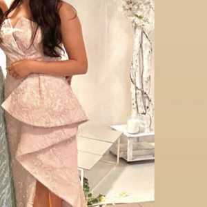 Balklänning/ bröllopsklänning  - Använt en gång och vill sälja pågrund av att den inte kommer till användning längre. Köpt hos beauty queens i Södertälje. Ord. Pris -5000kr 