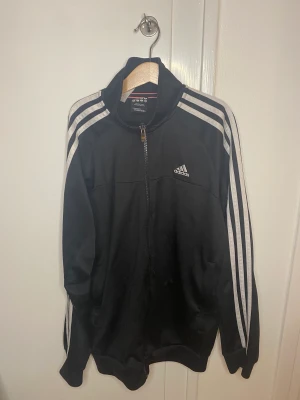 Adidas tröja - Adidas tröja med dragkedja. Bra skick. Säljer pga att den ej kommer till användning🤍