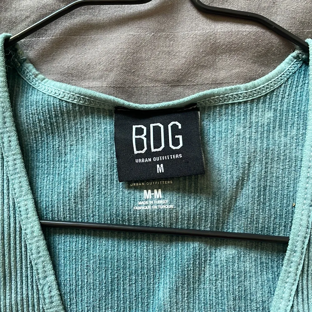 Crop top med v neck från Urban Outfitters (BDG) i mintrgön/blå färg🫶Jättefin till vardags eller fest👌storlek M och frakt ingår ej. Toppar.