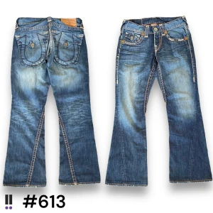 True Religion 613 - True religion Joey super T, 💜midja rakt över, 39cm💜innerben, 80cm💜ytterben, 103cm💜benöppning, 25cm💜modell 180cm 💜 konstigt ljus på första bilden, se färg på andra två.