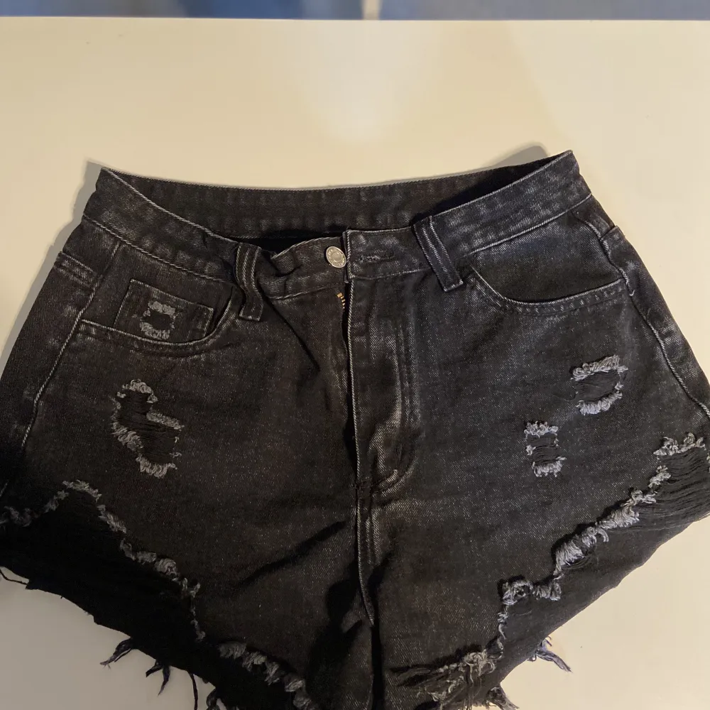 Ett par jeans shorts från Shein, aldrig använt pgr av att dom är för stora.. Shorts.