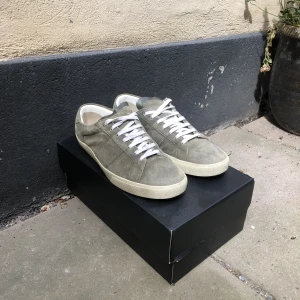 Saint Laurent - Säljer dessa eftertraktade saint Laurent skor i storlek 44. Skicket är 9/10, knappt använda. Box och dustbag tillkommer. Hör av er vid frågor och funderingar!