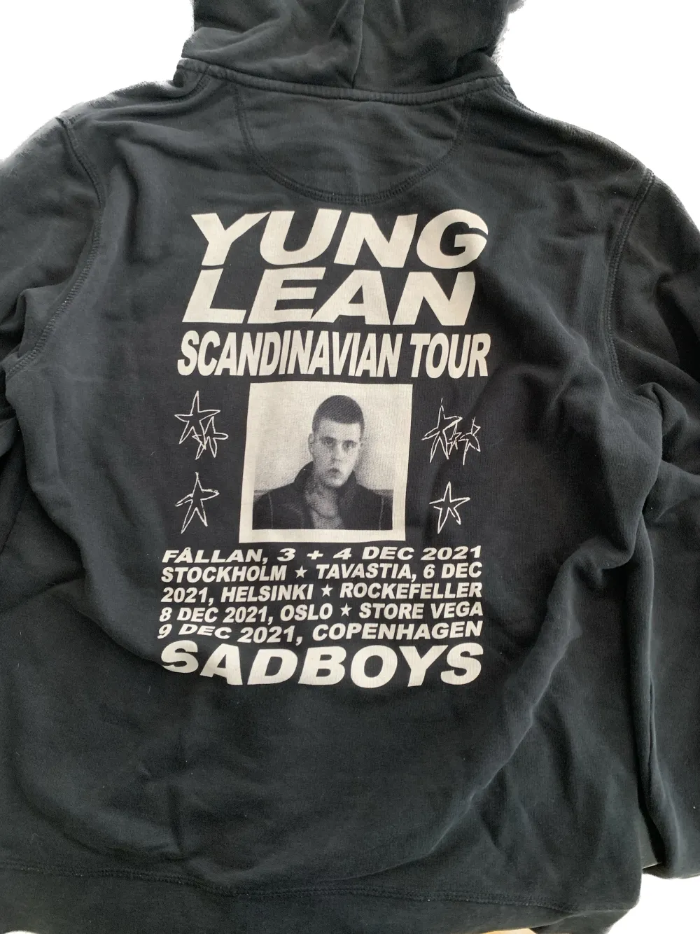 Yung lean 2021 scandinavian tour hoodie. Limited edition och går inte att köpa längre. Lätt använd men endå bra skick. Skriv för mer detaljer.. Hoodies.