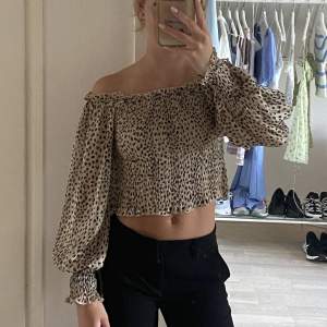 Leopardmönstrad tröja som knappt är använd från sisters point